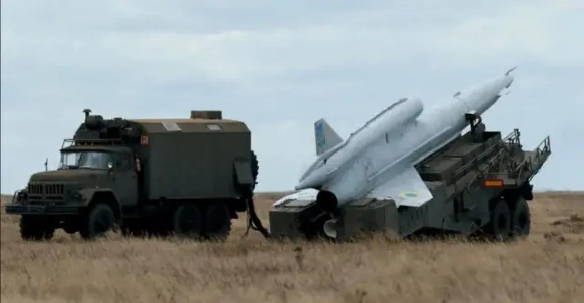 Безпілотник Ту-141 ("Стриж") радянської розробки, з яким за зовнішнім виглядом порівнюють "Фламінго"