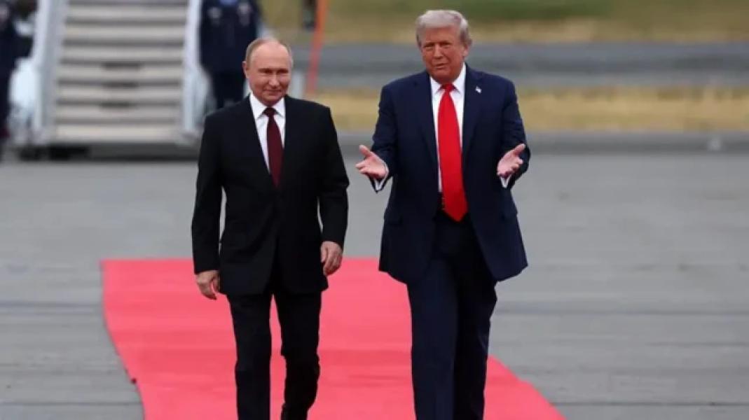 Путін і Трамп перед самітом на Алясці йдуть червоною килимовою доріжкою