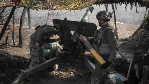 Українські бійці ведуть артилерійський обстріл на Покровському напрямку