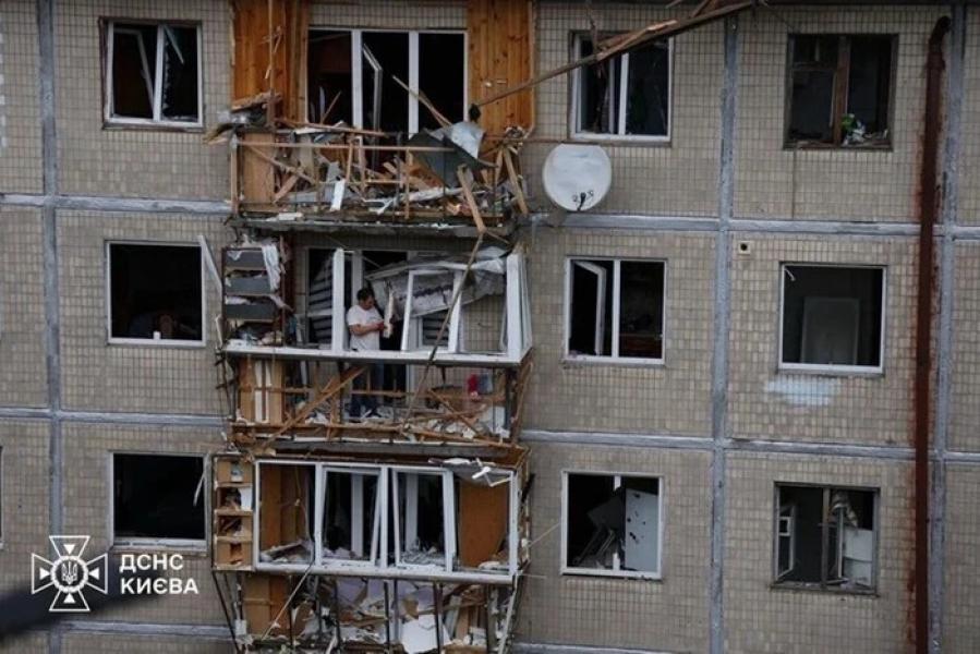 Кабмін оновив механізм допомоги відновлення житла після <!--more--/>обстрілів”  /></p>
<p>                                                                                                                              Раніше громади мали послідовно проходити всі дозвільні процедури                                                                                                     фото: ДСНС України, Facebook                                                                                                                                                        </p>
<h2 class=