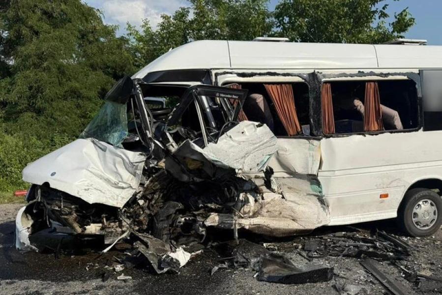 У ДТП на Хмельниччині травмувалося близько 20 людей