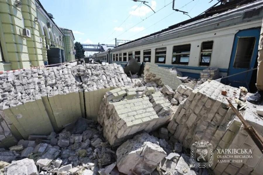 Залізничники відновили рух <!--more--/>через Лозову, яку окупанти масовано обстріляли”  /></p>
<p>                                                                                                                              Протягом дня у місті працювали рятувальники та ремонтні бригади                                                                                                     фото: Харківська ОВА                                                                                                                                                        </p>
<h2 class=
