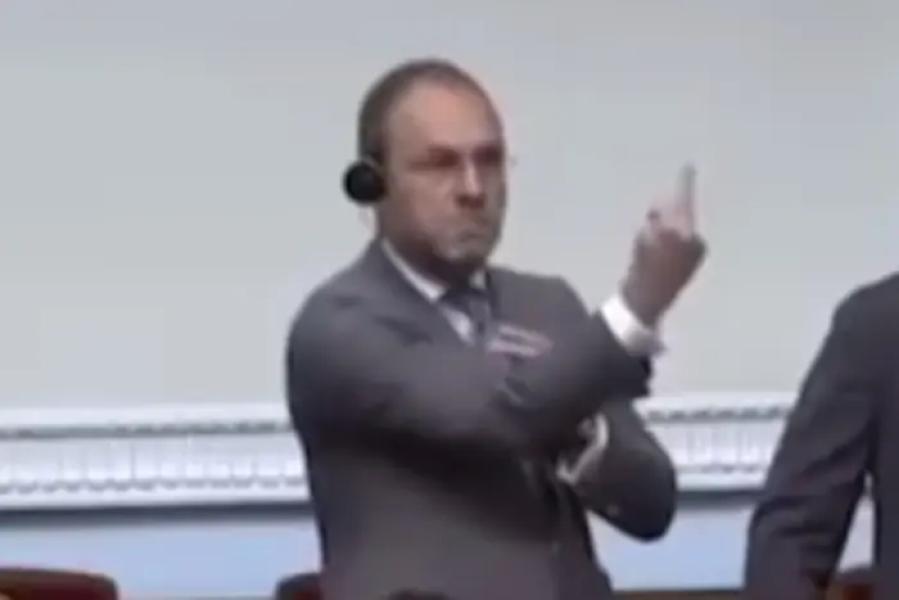 Середній палець як аргумент. Соратник Тимошенко спровокував скандал у Раді (відео)