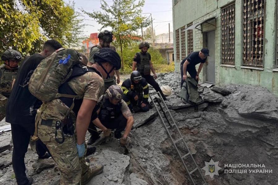 У Запоріжжі з провалля, утвореного вибухом, витягли людину з опіками – ОВА