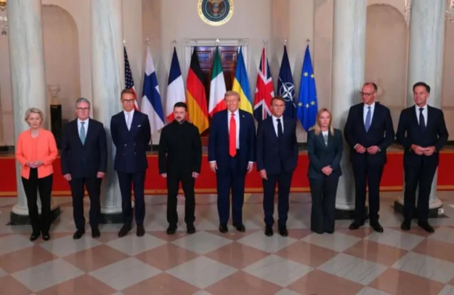 Європейські лідери, Трамп та Зеленський вишикувалися для спільної фотографії на фоні прапорів