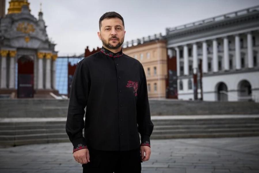 Зеленський в елегантній вишиванці привітав українців з Днем Незалежності
