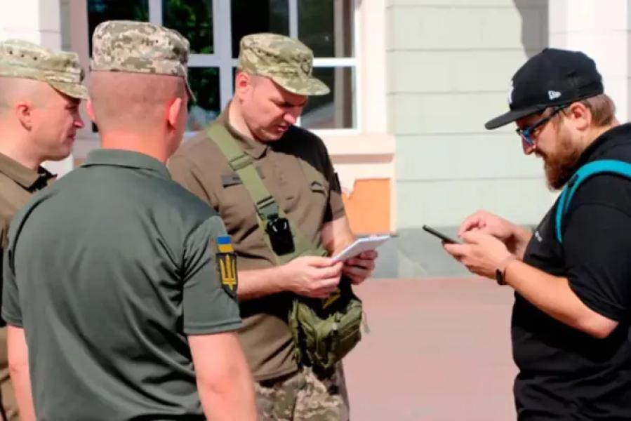 З 1 вересня працівники ТЦК та СП обовʼязково носитимуть бодікамери