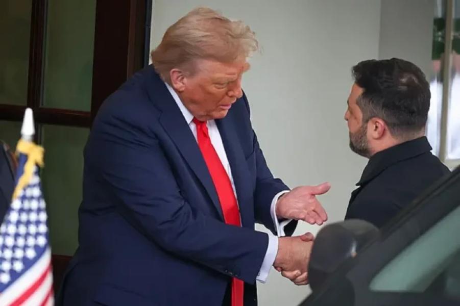 Трамп показывает на пиджак Зеленского, пожимая ему руку