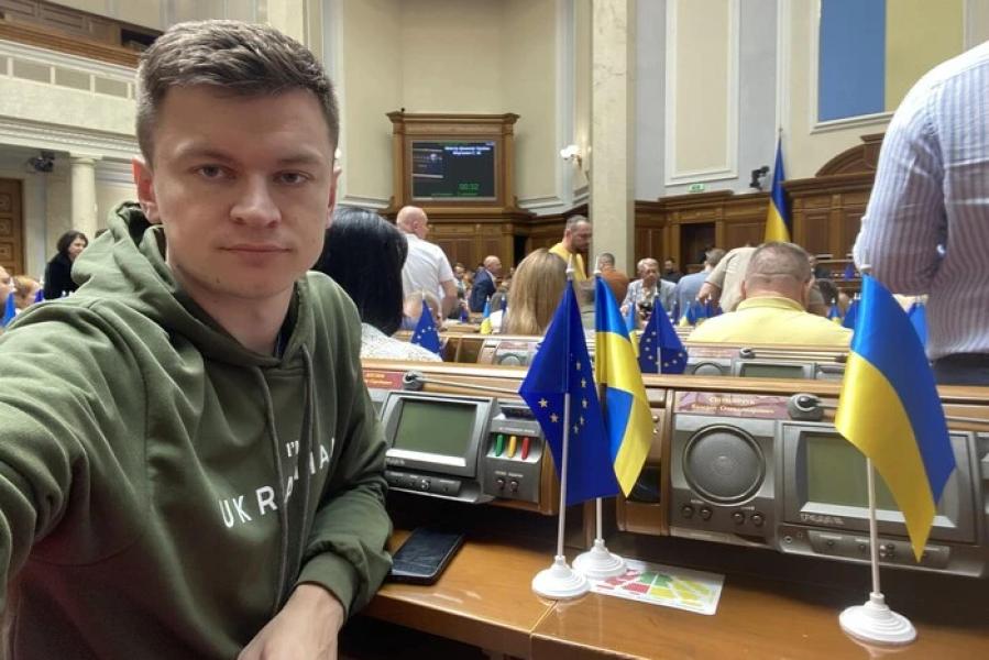 Парламент можуть розпустити? Нардеп, що виходить зі «Слуги народу», розказав про план влади