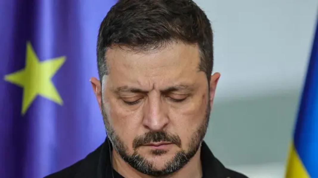 Президент України Володимир Зеленський дивиться вниз, слухаючи виступ канцлера Німеччини Фрідріха Мерца (на фото не зображений)
