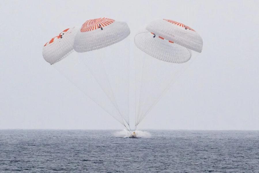 Були на МКС майже п’ять місяців. Crew Dragon повернула на Землю чотирьох астронавтів (відео)