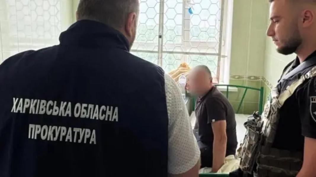 Працівники прокуратури та поліції у камері, де перебуває підозрюваний 