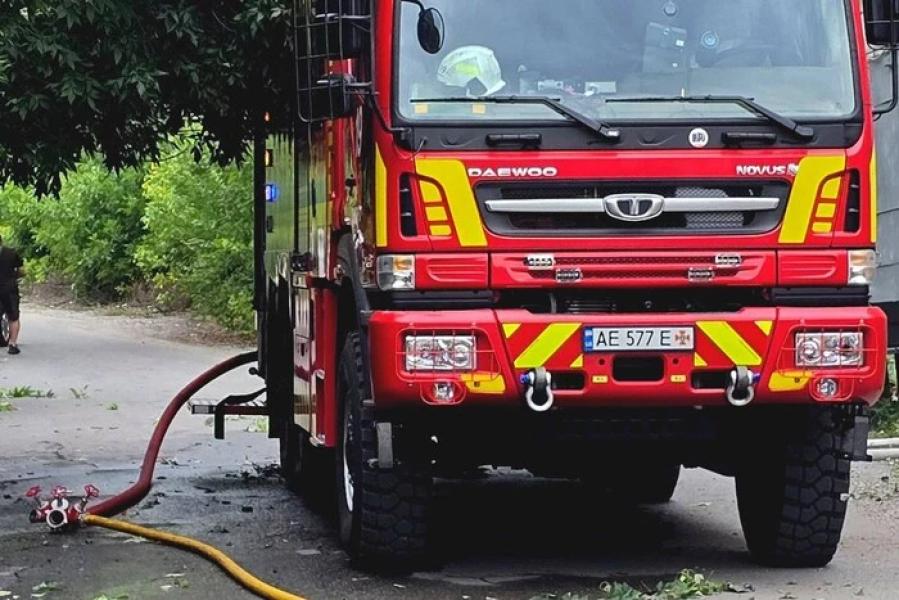 У Харкові дрон влучив у меблевий магазин: є поранені