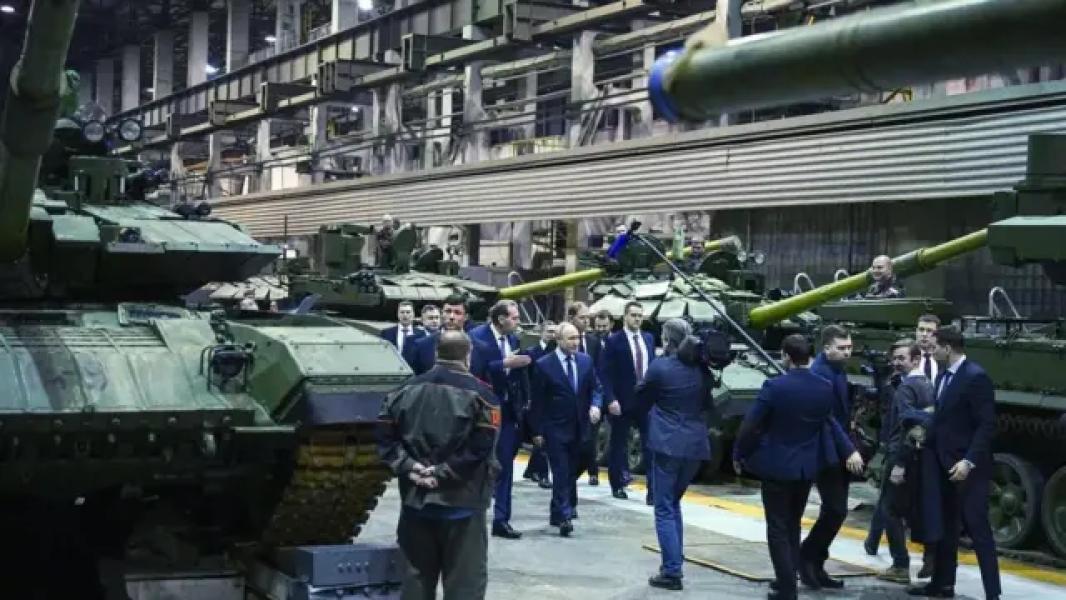 Президент Путін (у центрі) відвідує завод "Уралвагонзавод" у Нижньому Тагілі, Росія, 2024 рік