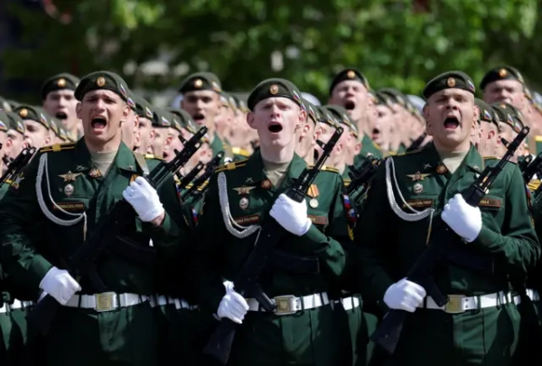 Російські військовослужбовці беруть участь у військовому параді, присвяченому 80-й річниці перемоги у Другій світовій війні