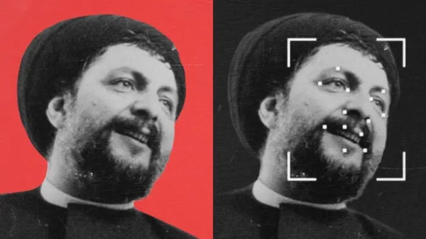 Два однакові зображення Муси ас-Садра, обидва чорно-білі, але одне з червоним фоном, а на іншому зображено точки відстеження для ідентифікації фотографій