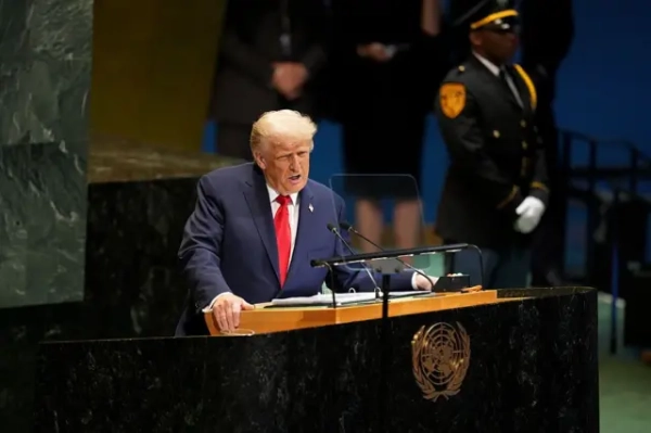Дональд Трамп у синьому костюмі на зеленій трибуні Генасамблеї ООН