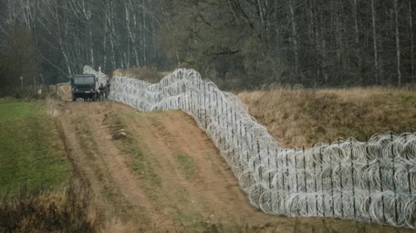 Солдати польської армії будують колючий дріт вздовж польського кордону з російським Калінінградом