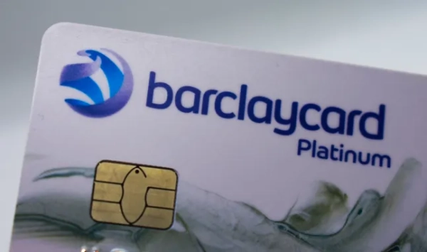 Лондон, Велика Британія – 8 жовтня 2018 р.: Крупний план логотипу Barclaycard Platinum на безконтактній банківській картці для кредитних, дебетових, кредитних та бездротових платежів.; Shutterstock ID 1199627338; замовлення_на_продаж: -; завдання: -; клієнт: -; інше: -