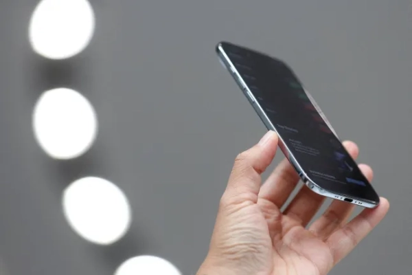 Людина тримає iPhone у повітрі під час заходу Apple у театрі Стіва Джобса на території кампусу в Купертіно, Каліфорнія, США, 9 вересня 2025 року. REUTERS/Manuel Orbegozo
