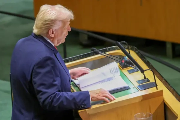 Трамп читає з папки за трибуною в ООН