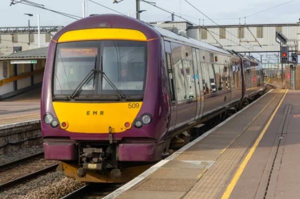 Потяг Turbostar класу 170 компанії East Midlands Railway British Rail на платформі станції, Пітерборо, Кембриджшир, Англія, Велика Британія. (Фото: Geography Photos/Universal Images Group via Getty Images)