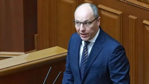 Депутат парламенту від опозиційної партії ЄС, а у минулому секретар РНБО та спікер Ради Андрій Парубій