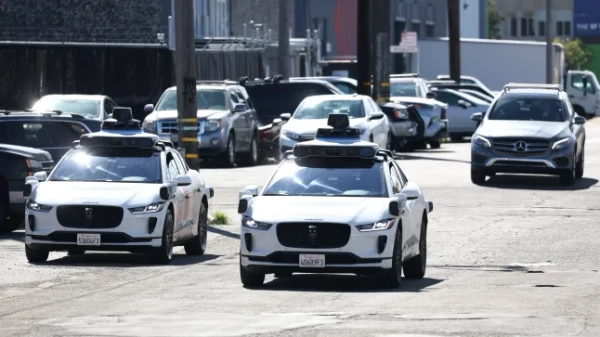 САН-ФРАНЦИСКО, КАЛІФОРНІЯ – 1 БЕРЕЗНЯ: Автомобілі Waymo їдуть вулицею 1 березня 2023 року в Сан-Франциско, Каліфорнія. Waymo, підрозділ безпілотних автомобілів Alphabet, оголосив про звільнення понад 135 співробітників у рамках другого раунду звільнень цього року. Waymo скоротила 8 відсотків своєї робочої сили цього року. (Фото Джастіна Саллівана/Getty Images)