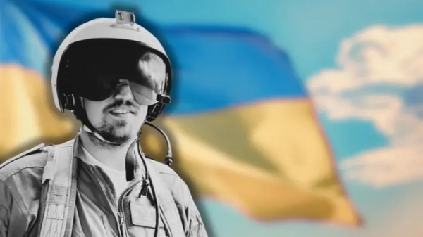 Колаж - чорно-біле фото Олександра Боровика у шоломі пілота на тлі українського прапора, що майорить у небі