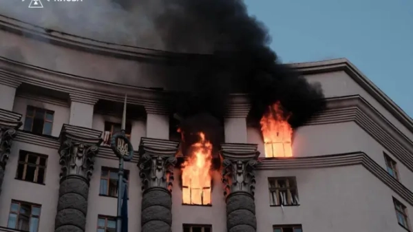 Під час повітряної атаки загорілися верхні поверхи будинку уряду