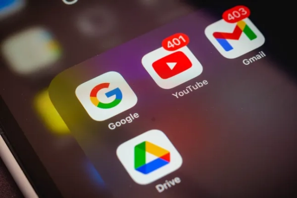 На цій фотографії зображено значки програм Google, YouTube, Gmail та Google Диск, що відображаються на екрані смартфона. (Фотоілюстрація Рафаеля Енріке/SOPA Images/LightRocket via Getty Images)