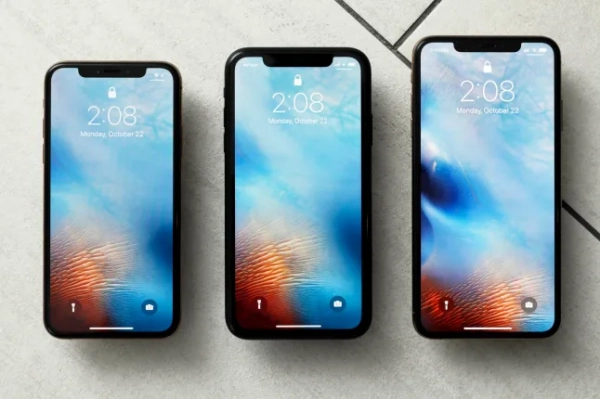 ФАЙЛ - На цьому фото від 22 жовтня 2018 року зображено iPhone XS (зліва направо), iPhone XR та iPhone XS Max у Нью-Йорку. Apple попереджає, що невтішні продажі iPhone призведуть до значного падіння її доходів протягом вирішального святкового сезону порівняно з попередніми прогнозами. Генеральний директор Тім Кук зробив цю заяву після закриття ринку в середу, 2 січня 2019 року. (AP Photo/Richard Drew, File)