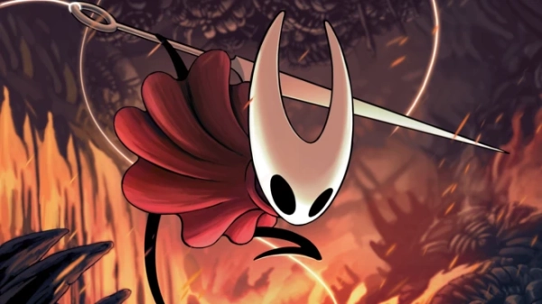 Головний персонаж гри Hollow Knight у червоному плащі зі зброєю на фоні вогняного лісу