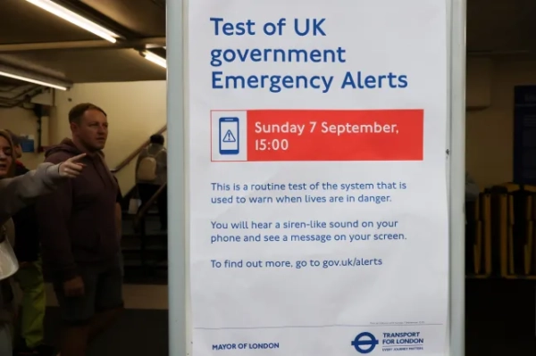 ? Ліцензовано для London News Pictures. 09.04.2025. Лондон, Велика Британія. Пасажир вказує на урядове оголошення про майбутнє «Випробування системи екстреного оповіщення у Великій Британії», розміщене на станції лондонського метро. Уряд Великої Британії проведе національне випробування системи екстреного оповіщення у неділю, 7 вересня 2025 року, о 15:00. Випробування є частиною поточних зусиль щодо підвищення національної стійкості та захисту громад у разі надзвичайних ситуацій, що загрожують життю. Фото: Дінендра Харія/LNP