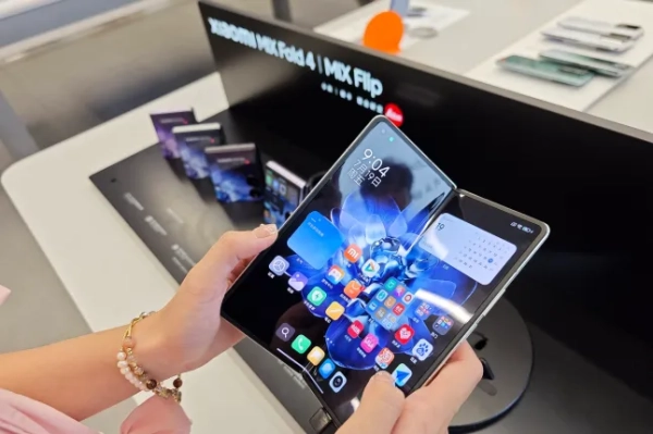 Покупці демонструють складний телефон Xiaomi MIX Fold 4 у магазині Xiaomi в Тунліні, провінція Аньхой, Китай, 19 липня 2024 року.