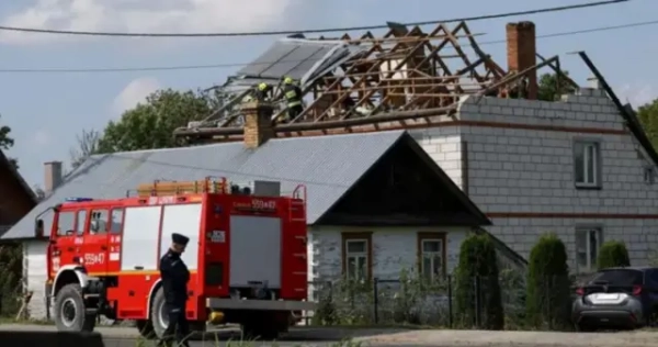 Зруйнований будинок і пожежна машина 