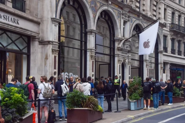 Покупці шикуються в чергу біля магазину Apple на Ріджент-стріт, оскільки iPhone 16 надходить у продаж у Великій Британії.