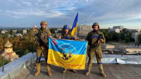 Українські військові на вулицях Куп&#x27;янська після його звільнення у вересні 2022 року