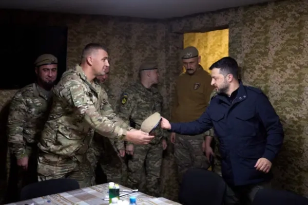 Командир 425-го полку Гаркавий передає Зеленському берет у кімнаті, навколо стоять військові