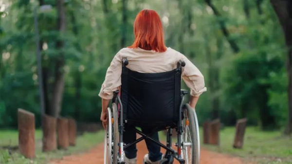 Дівчина на колісному кріслі - фото ілюстративне