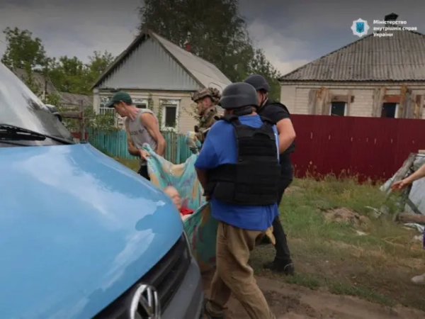 Поліція та військові несуть дитину в ковдрі