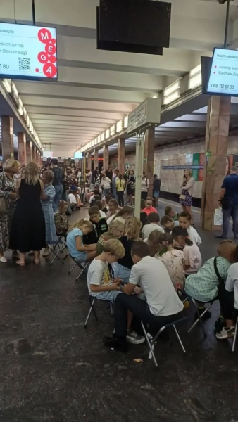 Кияни ховаються в метро під час загрози обстрілу
