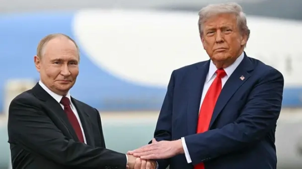 Володимир Путін (Росія) і Дональд Трамп (США) тримаються за руки і посміхаються в камеру