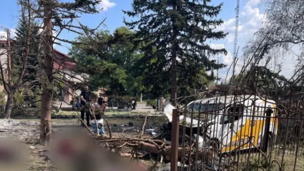 заблюрені кадри тіл після обстрілу навколо авто