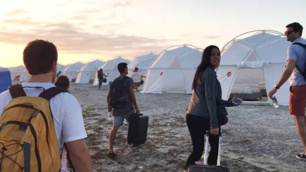 Відвідувачі музичного фестивалю Fyre, 2019. ? Netflix / люб&#39;язно надано Everett Collection RGBMEX FYRE,