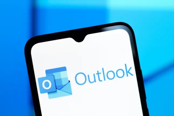 КАНАДА – 2025/03/01: На цій фотографії логотип Microsoft Outlook відображається на екрані смартфона. (Фотоілюстрація Томаса Фуллера/SOPA Images/LightRocket через Getty Images)