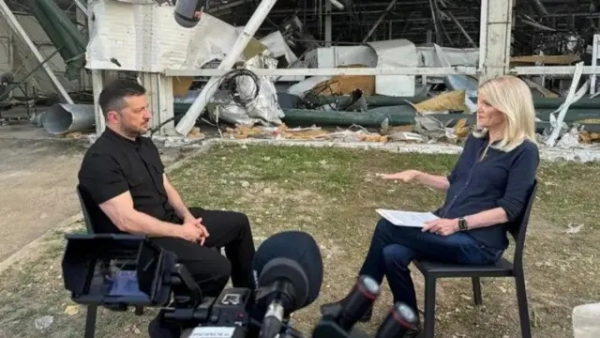 Інтерв&#x27;ю Зеленського з кореспонденткою ABC News Мартою Раддац записувалося на тлі розбомбленого Росією заводу в Україні, який належить США.