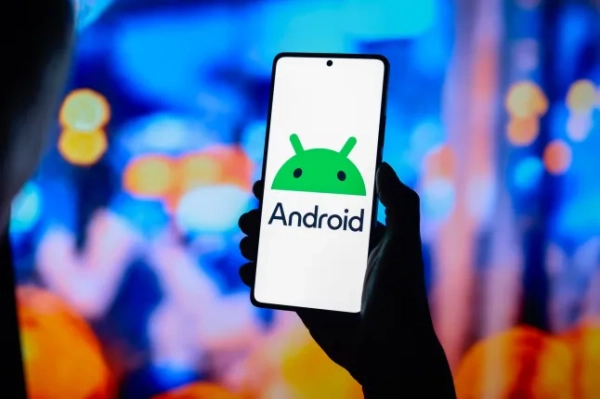 Зображення мобільного телефону з екраном, на якому зображено логотип Android.
