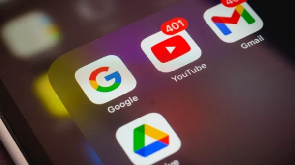 На цій фотографії зображено значки програм Google, YouTube, Gmail та Google Диск, що відображаються на екрані смартфона. (Фотоілюстрація Рафаеля Енріке/SOPA Images/LightRocket via Getty Images)