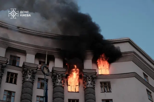 Під час повітряної атаки загорілися верхні поверхи будинку уряду України